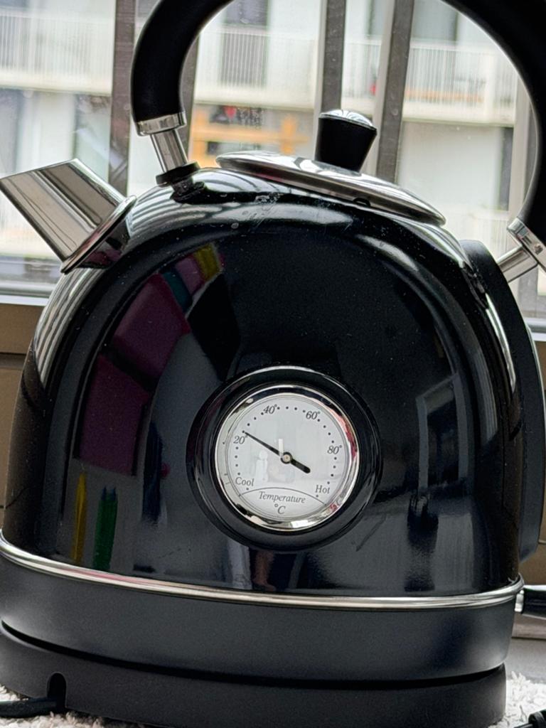 Zwarte waterkoker met temperatuurmeter, Witgoed en Apparatuur, Waterkokers, 1 tot 2 liter, Ophalen of Verzenden, Zo goed als nieuw