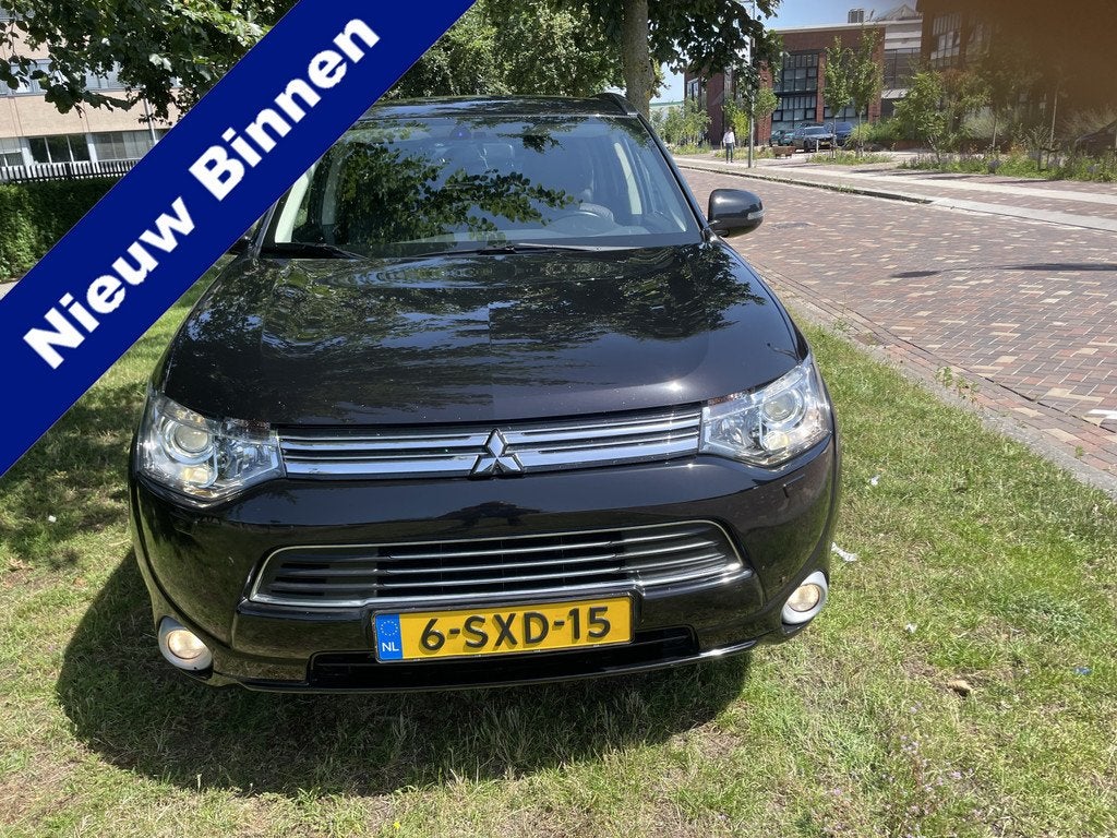 Mitsubishi Outlander 2.0 PHEV Intense + Nw apk 4x4 mooi!nap, Auto's, Mitsubishi, Automaat, Zwart, 4 cilinders, Leder en Stof