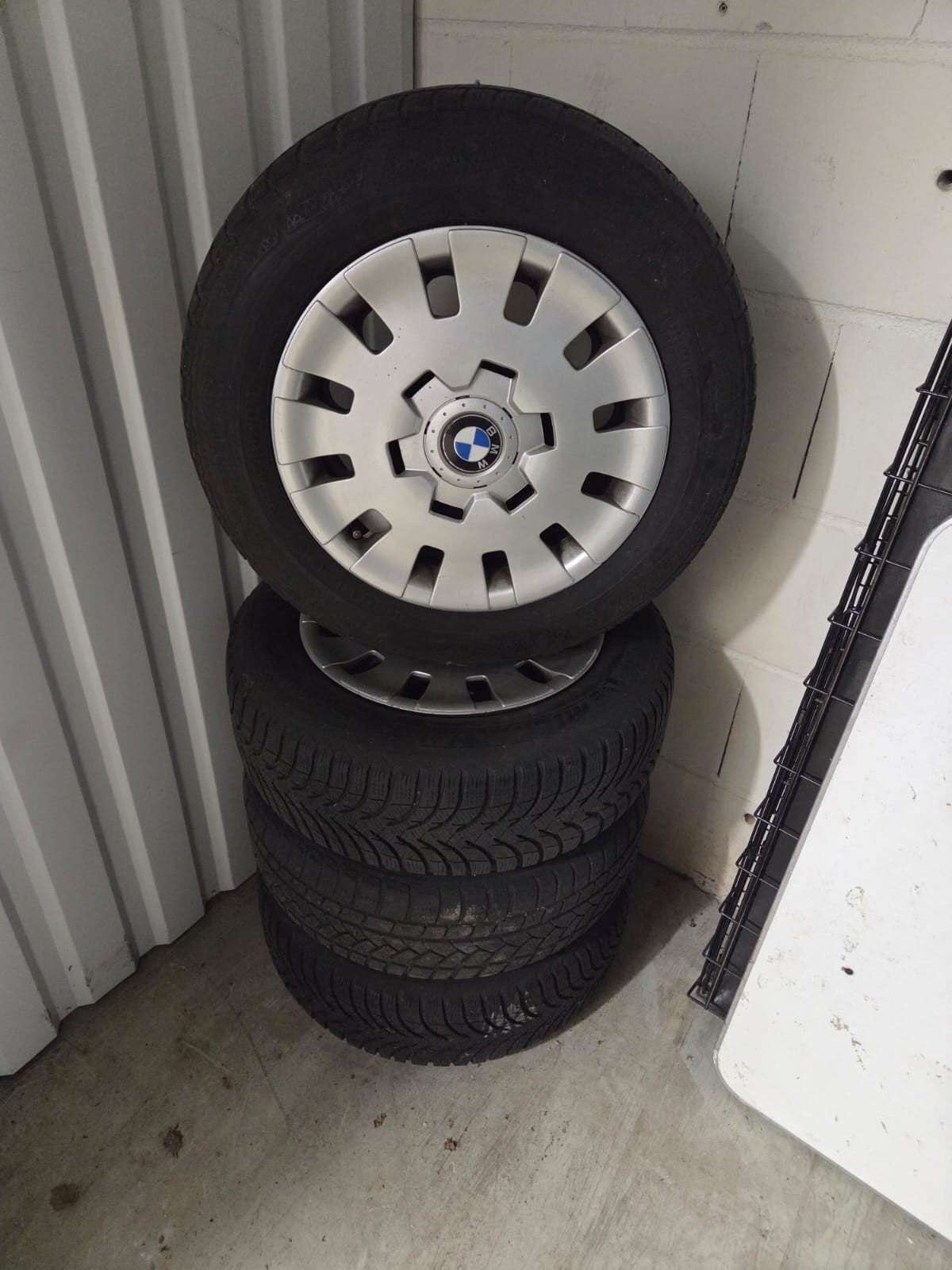 Winterbanden 195/65 R15 met BMW wieldoppen, Auto-onderdelen, Ophalen, Gebruikt, 15 inch, Banden en Velgen