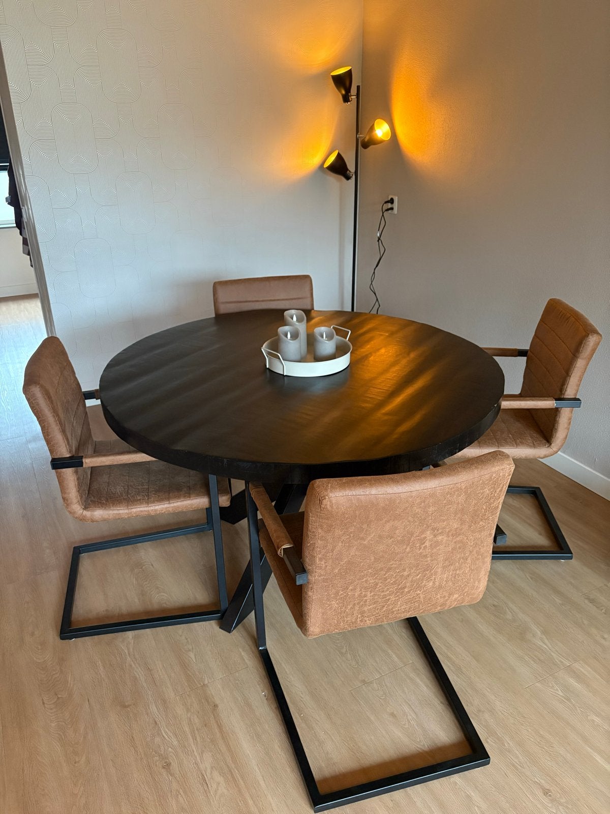 Mangohouten eettafel zwart met cognac stoelen (Ø 130cm), Ophalen, Gebruikt, 100 tot 150 cm, Rond