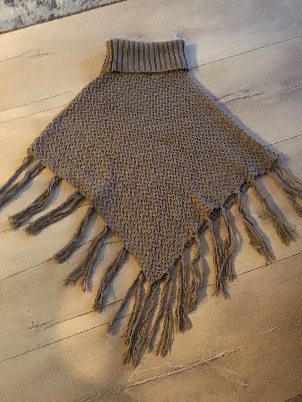 Poncho 1 maat beige met franjes, merk fashion, Kleding | Dames, Mutsen, Sjaals en Handschoenen, Ophalen of Verzenden, Zo goed als nieuw