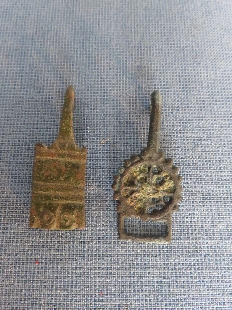 Middeleeuwen - mantel sluitingen - 16e eeuw - bodemvondsten, Ophalen of Verzenden, Brons