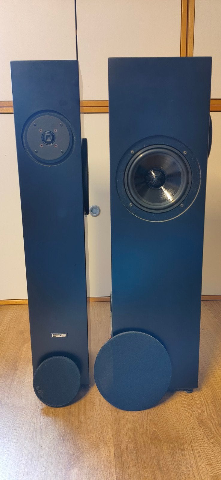 Hepta Spring Luidsprekers op spikes, Vloerstaande luidspreker, Gebruikt, 60 tot 120 watt, Ophalen