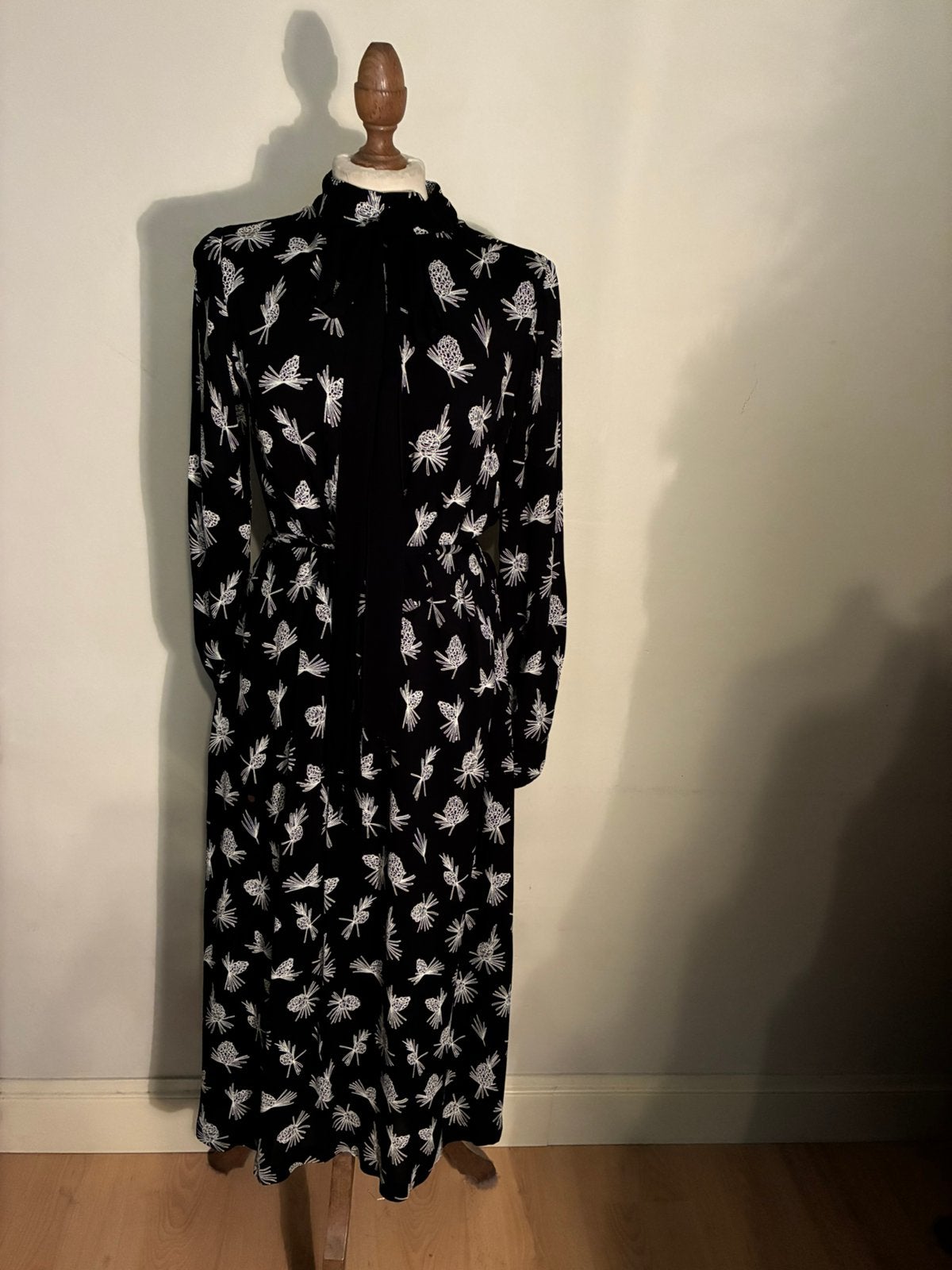 ESSENTIEL ANTWERP MAXI DRESS ZWART/WIT, Verzenden, Zwart, Zo goed als nieuw, Maat 36 (S)