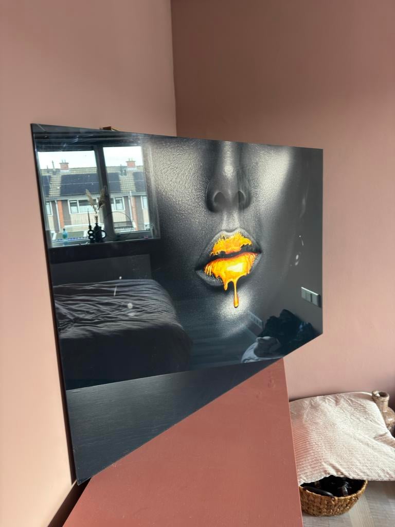 Wandschilderij met gouden lippen, Ophalen