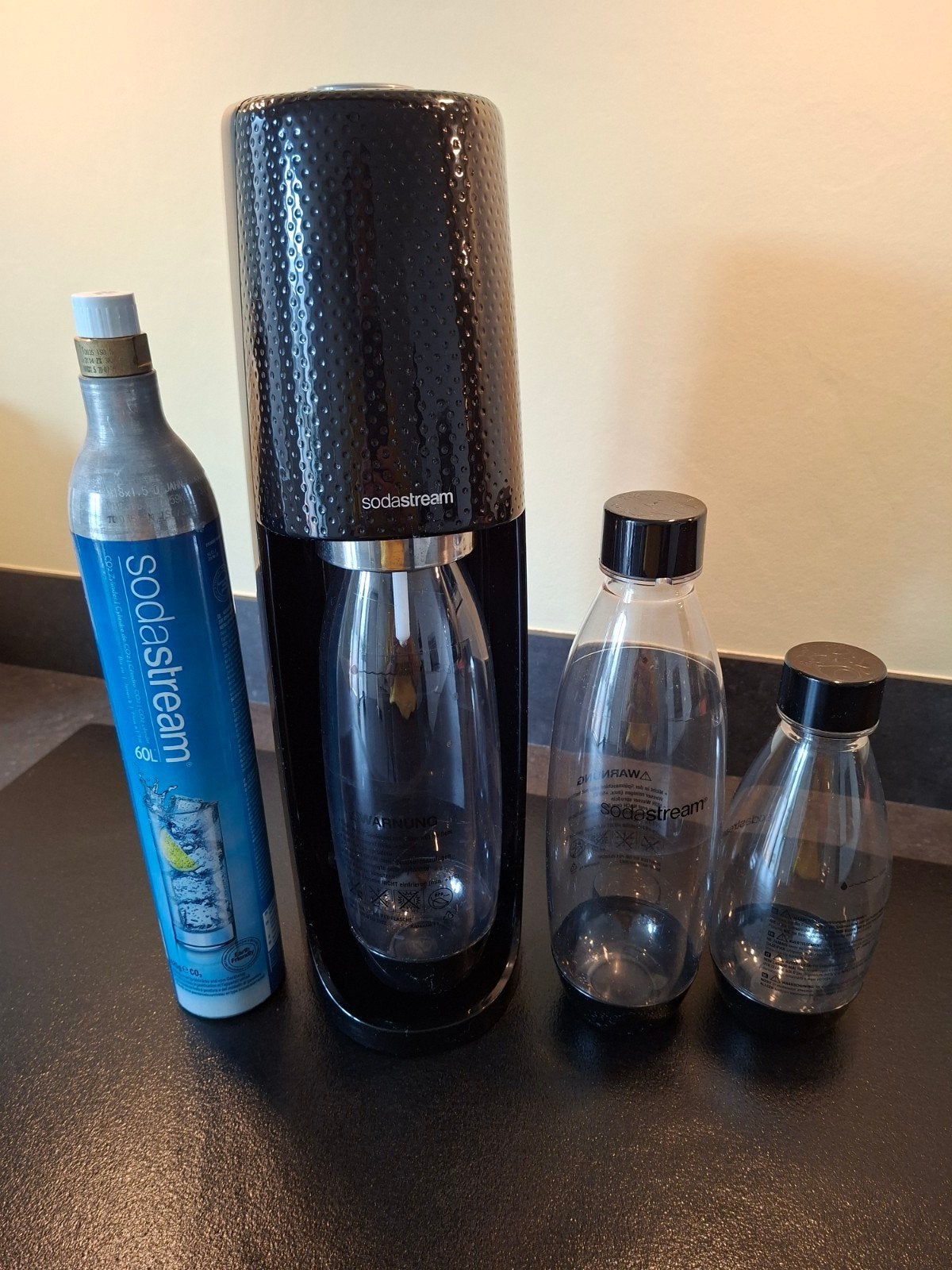 Sodastreamer met CO2-fles, flessen en siroop, Ophalen, Zo goed als nieuw