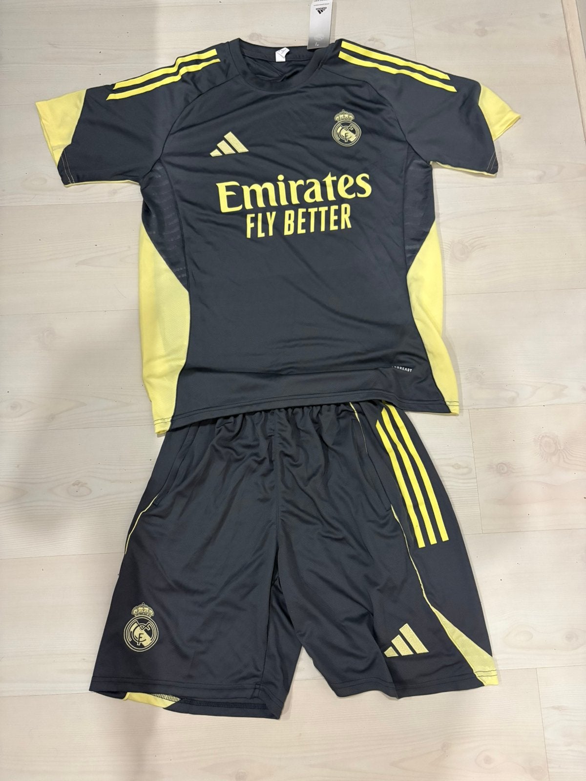 Real Madrid voetbalsetje, Ophalen of Verzenden, Zo goed als nieuw, Shirt