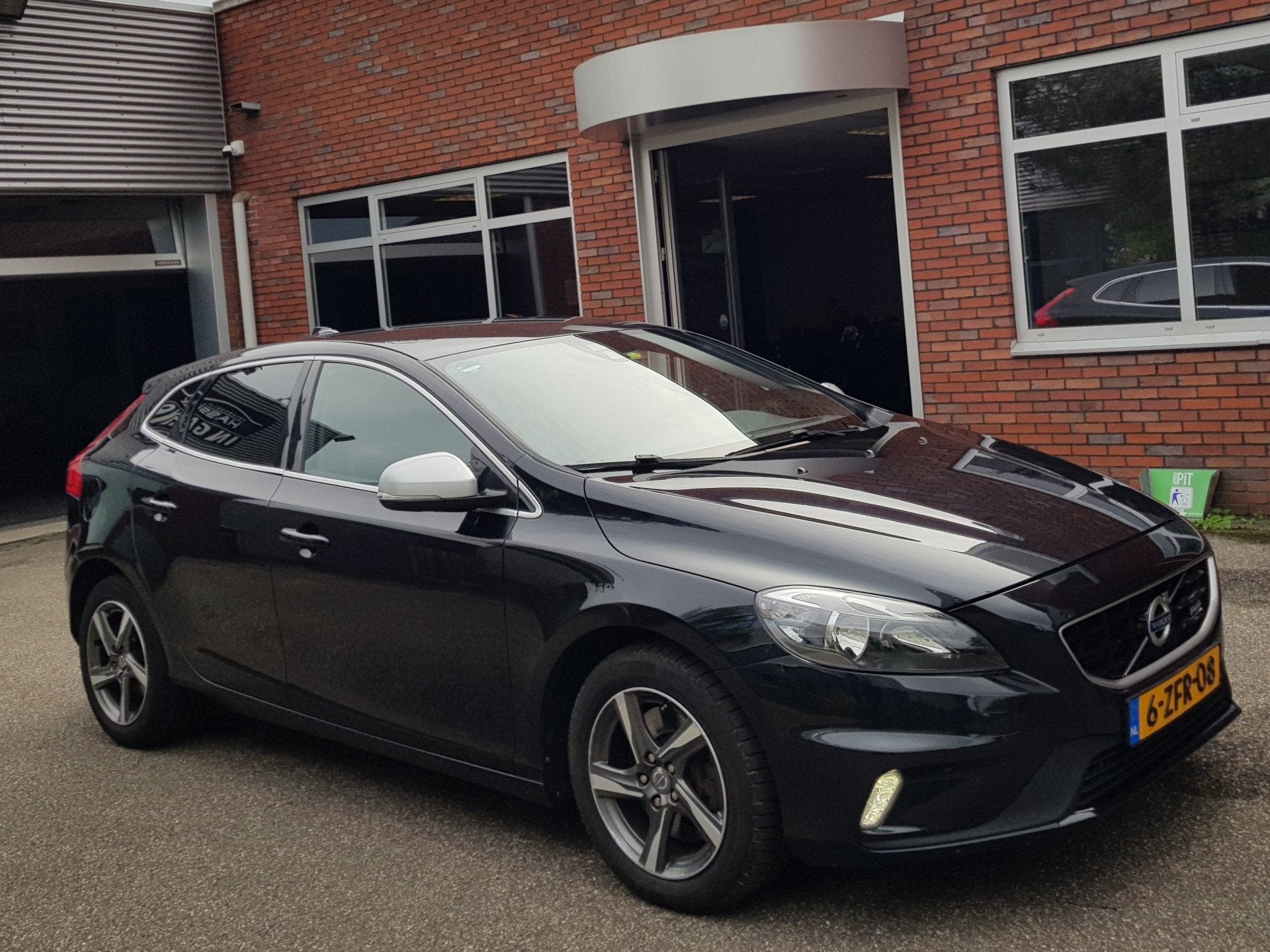 Volvo V40 D4 2.0 R Design! Navi Trekhaak 1/2 Leder Ecc, Auto's, Voorwielaandrijving, Gebruikt, Verwarmde buitenspiegels, Zwart