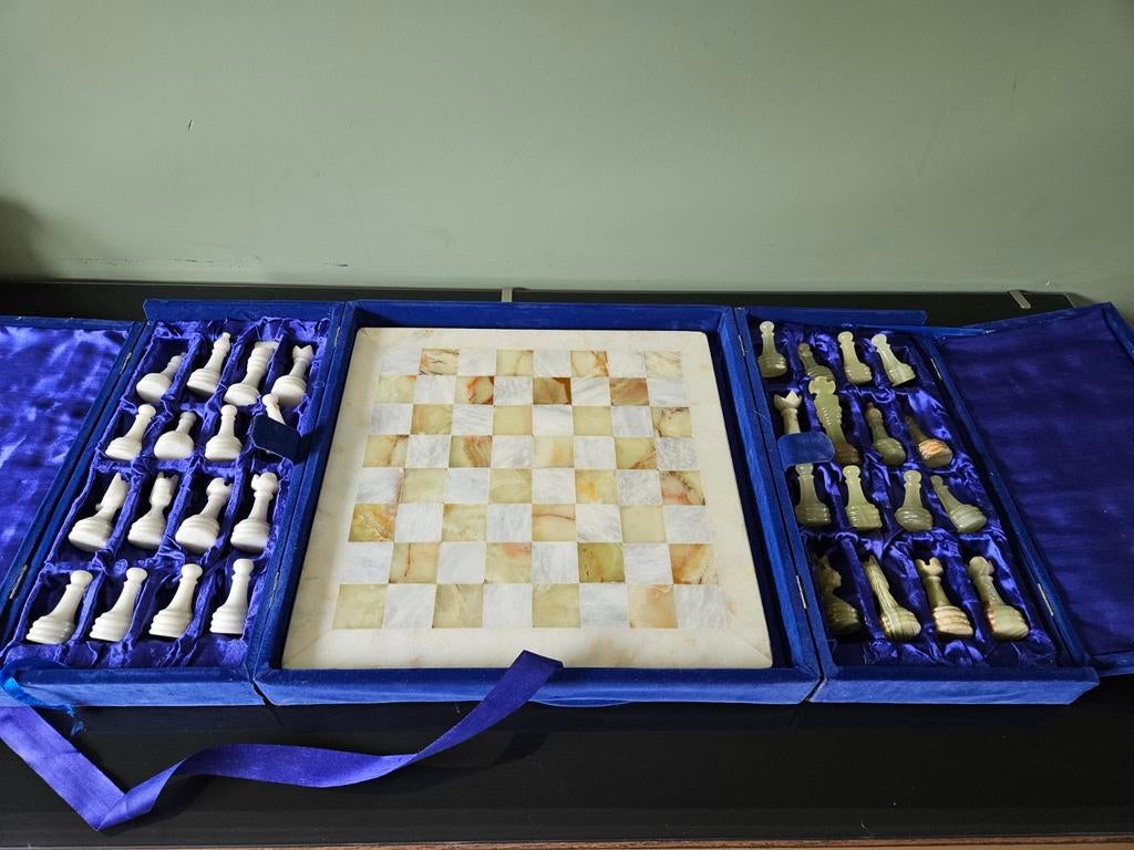 Luxe schaakspel van onyx marmer in fluwelen koffer, Een of twee spelers, Ophalen of Verzenden, Gebruikt, Onbekend