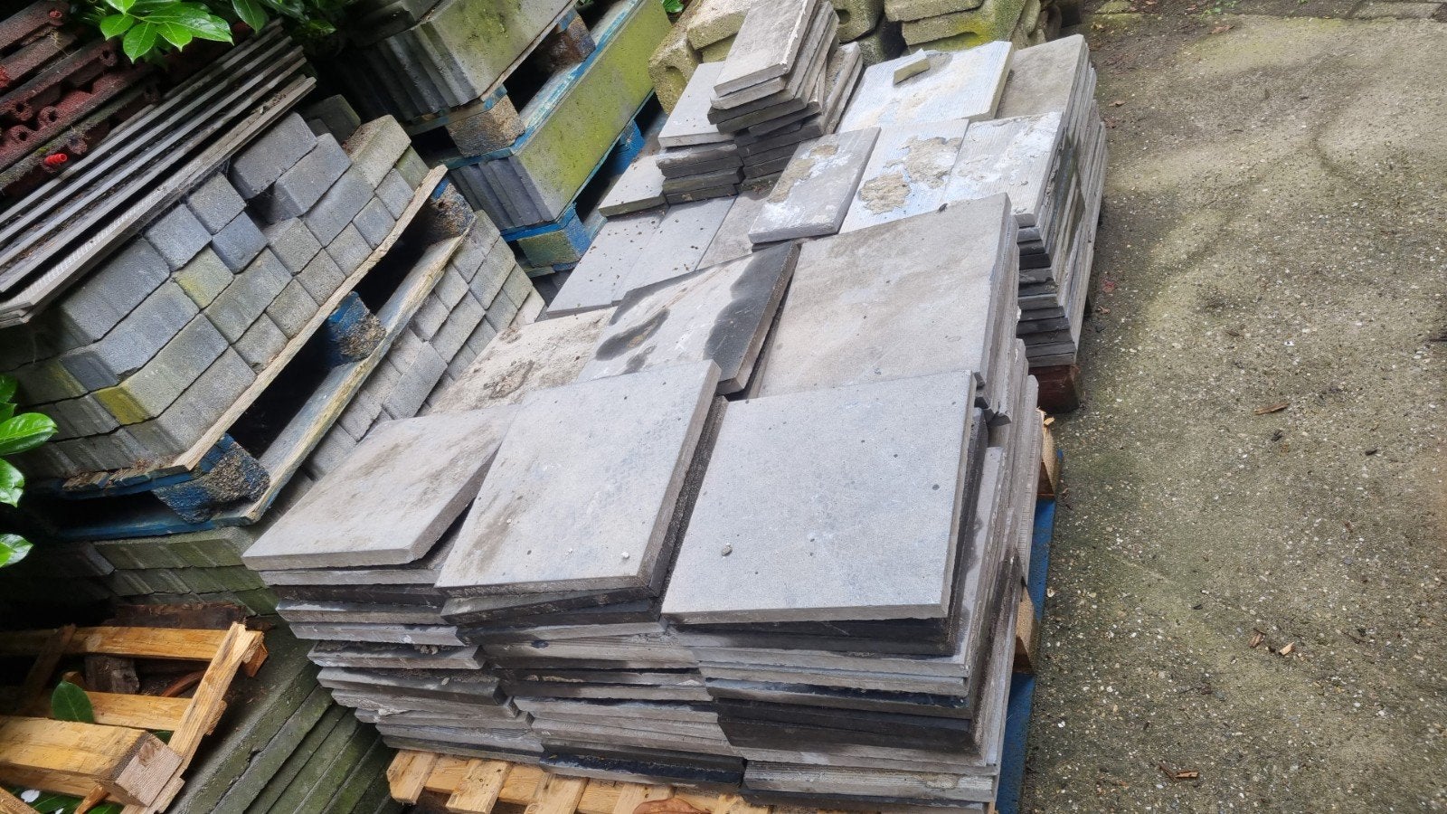 Ruim 20m2 blauwsteen terrastegels 40x40cm en 40x20cm, Tuin en Terras, Tegels en Klinkers, Ophalen, Beton, Terrastegels