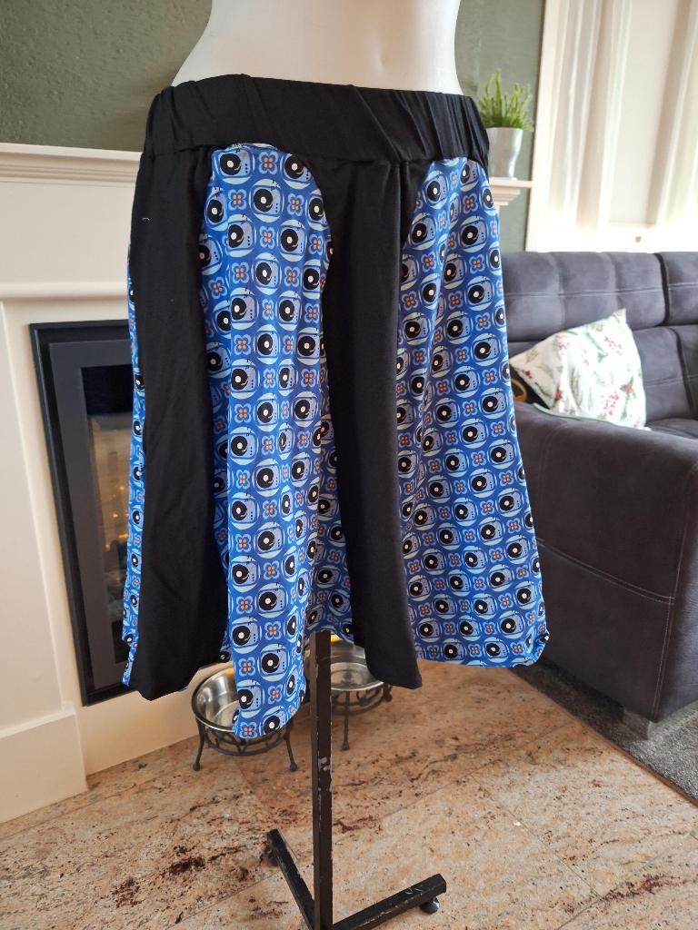 Vrolijke Famkes klokkende rok met stof 46 XXL, Kleding | Dames, Rokken, Vrolijke Famkes, Maat 46/48 (XL) of groter, Zo goed als nieuw