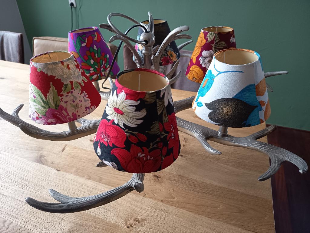 unieke kroonluchter met stalen gewei en fleurige kapjes, Ophalen of Verzenden, Gebruikt, Stof, Klassiek, modern, landelijk