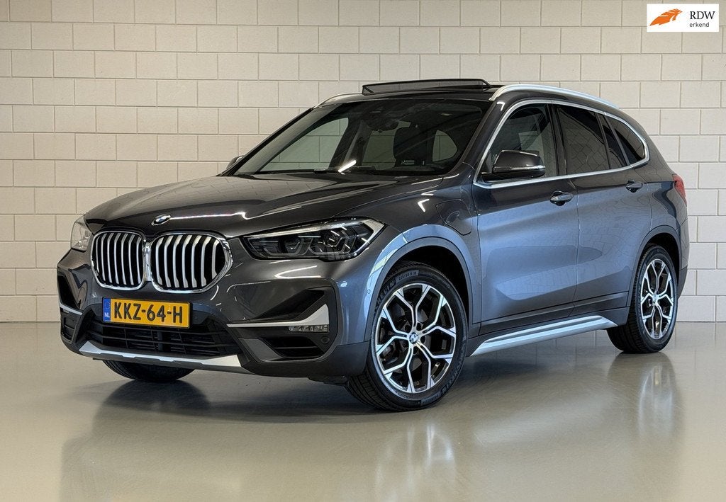 BMW X1 XDrive25e High Executive xLine | PANO | TREKHAAK | HE, Auto's, BMW, 8 kWh, Leder en Stof, Bedrijf, Vierwielaandrijving