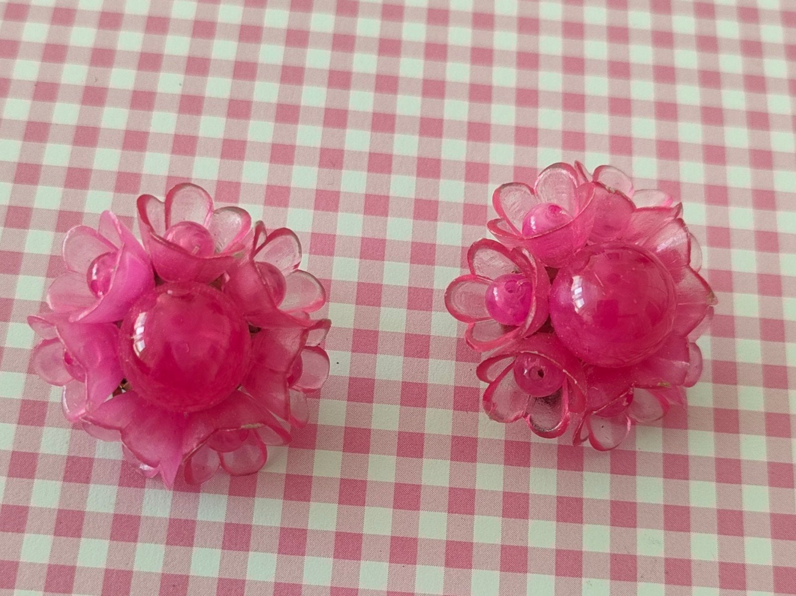 Vintage jaren '60 hard roze kunststof bloem clips., Sieraden, Tassen en Uiterlijk, Oorbellen, Ophalen of Verzenden, Zo goed als nieuw