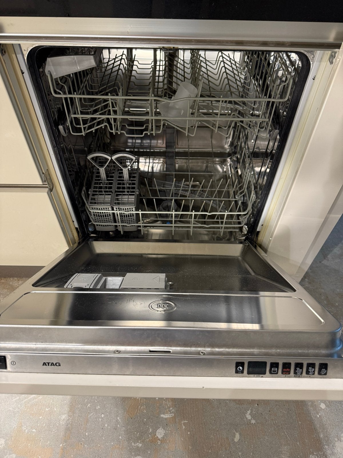 Foto 10 van Luxe Keuken met Atag Apparatuur en granieten blad