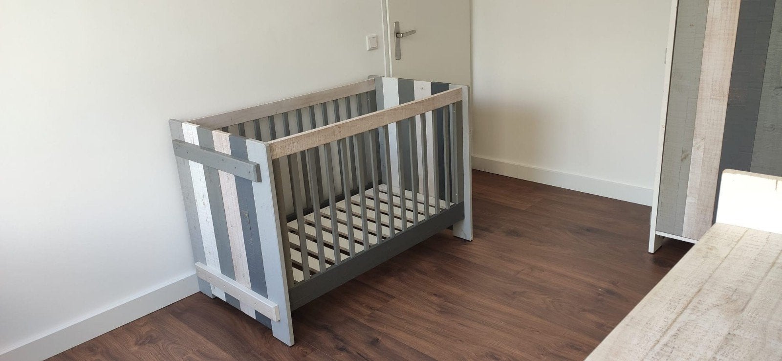 Europe Baby Jelle Mix ledikant en commode steigerhout look, Ophalen, Gebruikt, 70 tot 85 cm, Lattenbodem