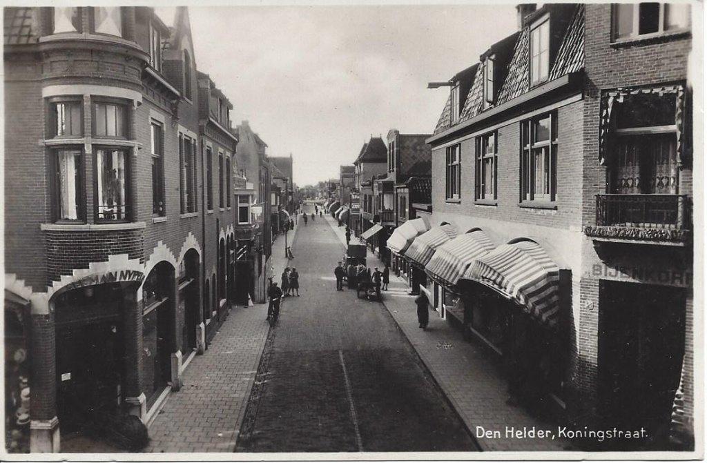Den Helder (N.H.) Koningstraat, Volk, Fotokaart, gel. 1928, Ophalen of Verzenden, 1920 tot 1940, Gelopen, Noord-Holland