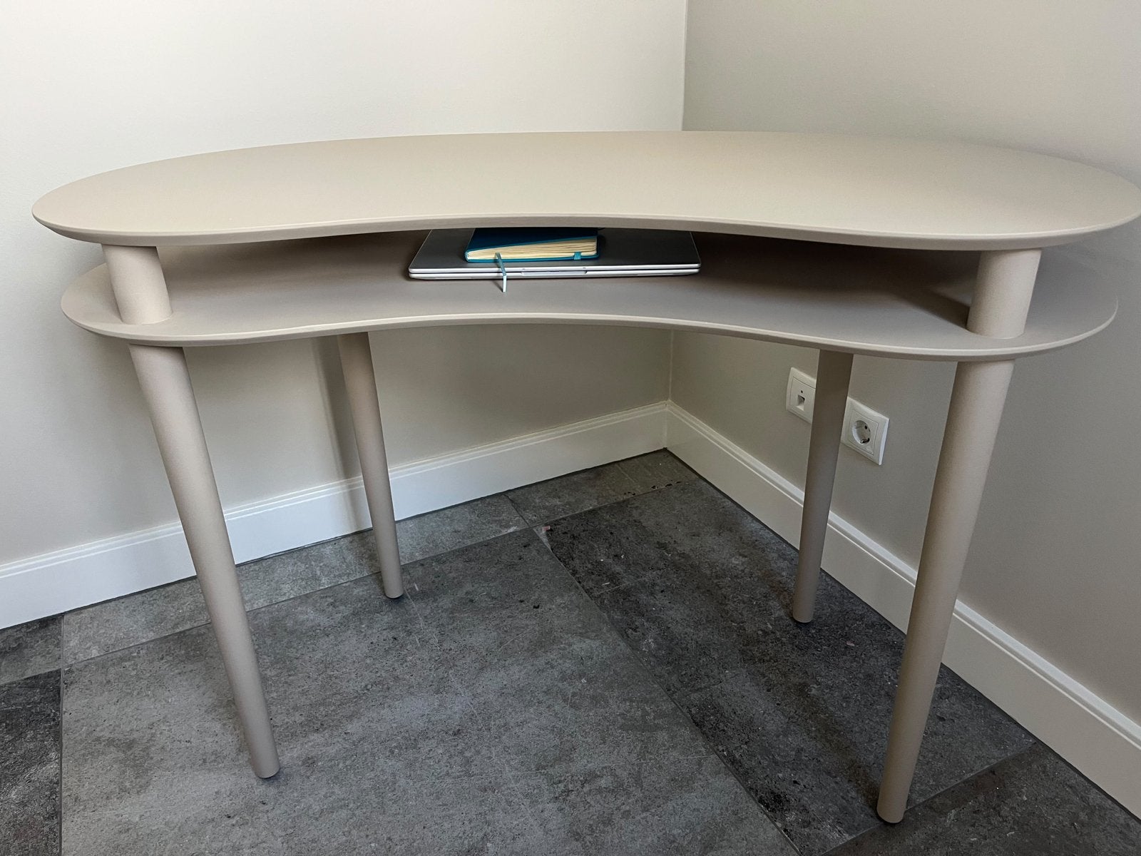 Asymmetrisch bureau - Beige, Overige typen, Spaanplaat of MDF, Ophalen of Verzenden, Zo goed als nieuw