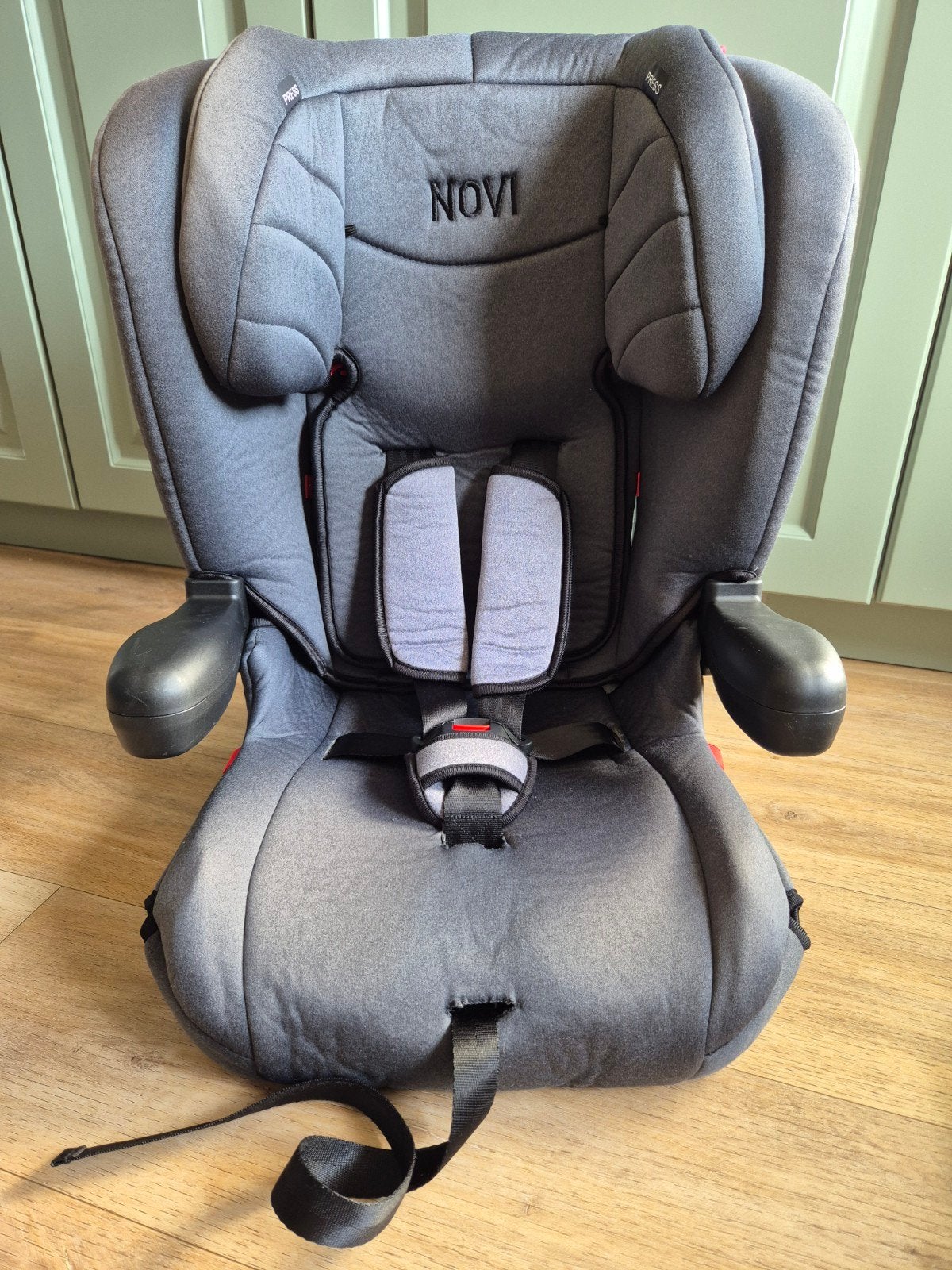 (Reis)Autostoel Novi Baby Morris Go Grijs - geschikt van 9 -, Autogordel of Isofix, Verstelbare rugleuning, Zo goed als nieuw
