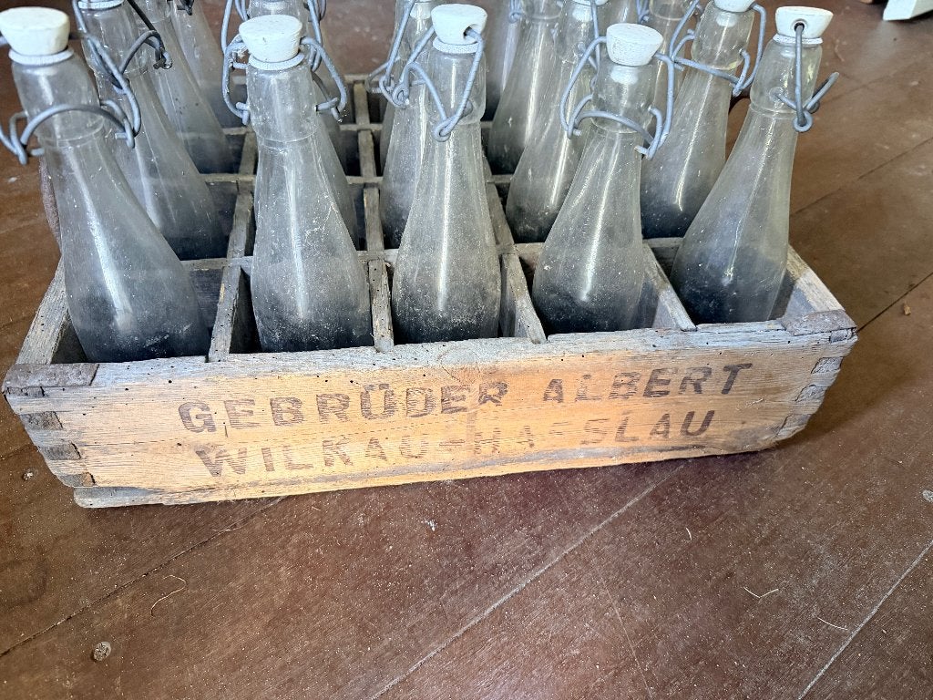 antieke beugel flesjes in houten krat, Ophalen