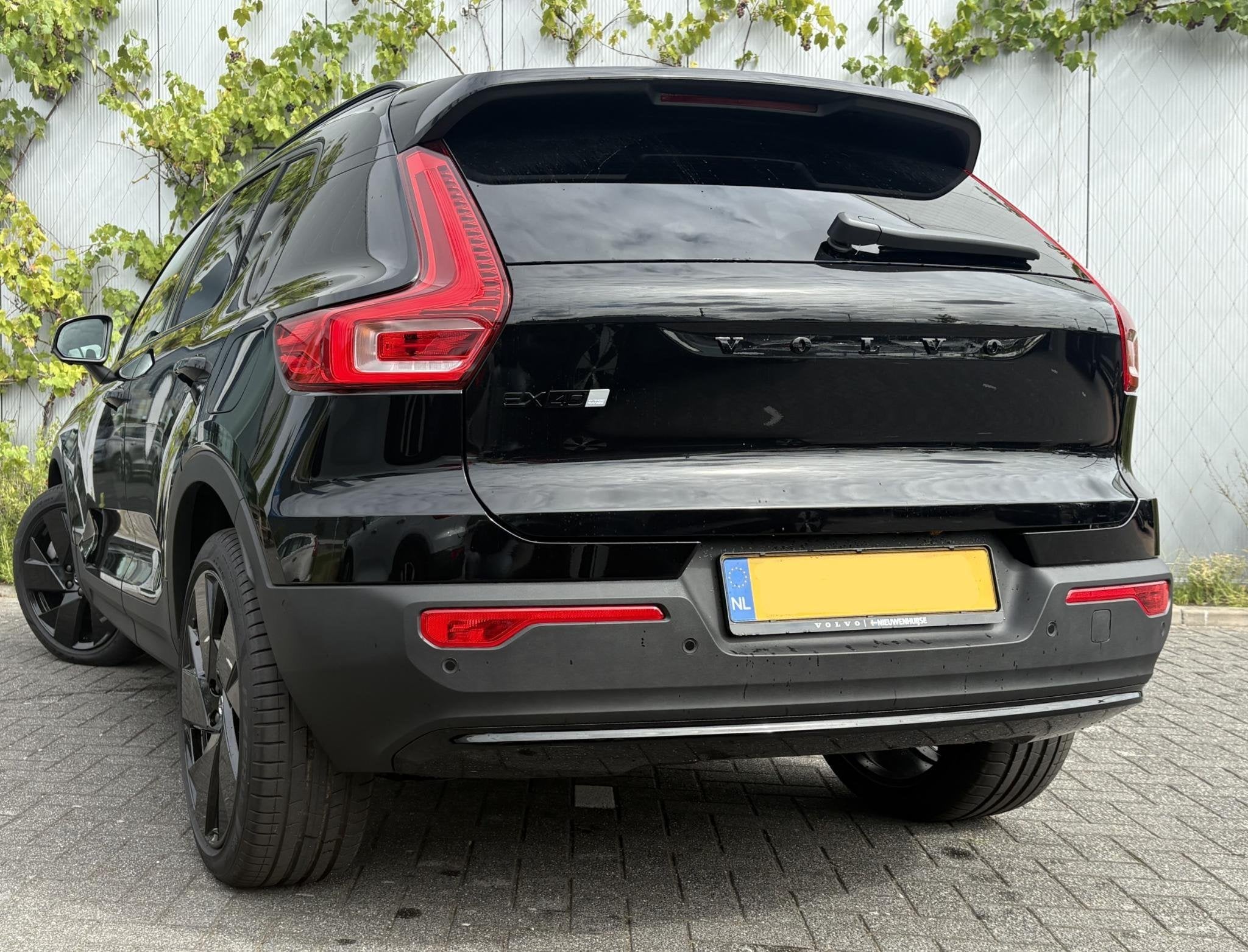 Volvo EX40 Single Motor Extended Range Plus Black Ed. 82 kWh, Auto's, Automaat, Gebruikt, Zwart, 1975 kg