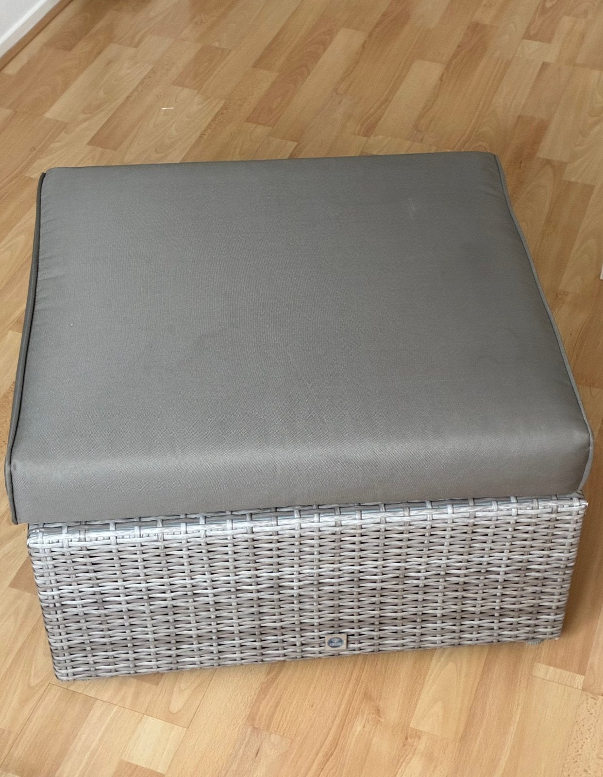 Grote hocker van le Sud ( wicker licht grijs)  met zitkussen, Hocker, Zo goed als nieuw, Loungeset, Wicker