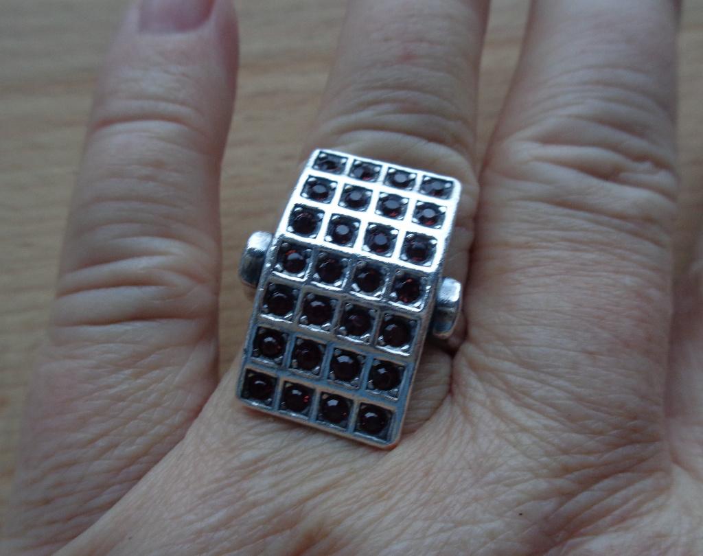 zilveren royale aparte design ring met granaat stenen [664], Verzenden, Zo goed als nieuw, 17 tot 18, Met edelsteen