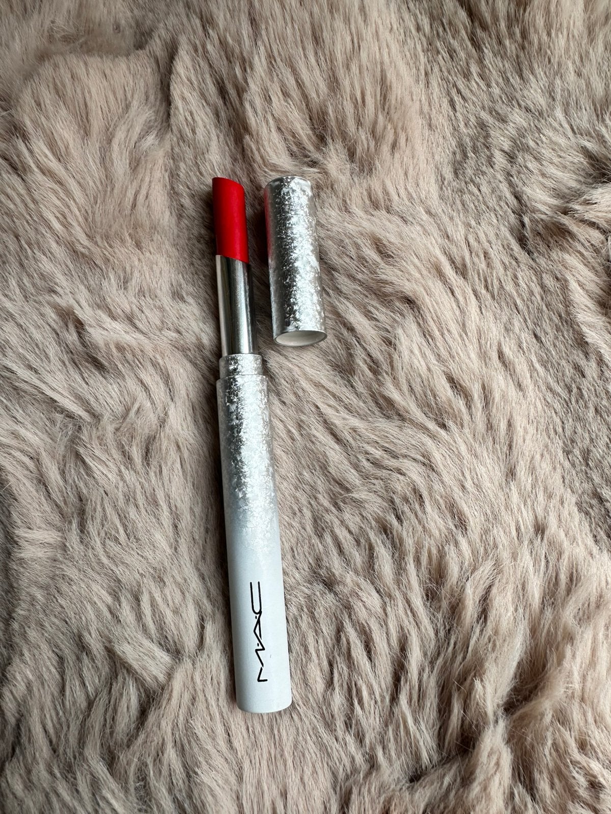 MAC Powder kiss lipstick kleur Merry Cherry, Ophalen of Verzenden, Zo goed als nieuw, Lippen