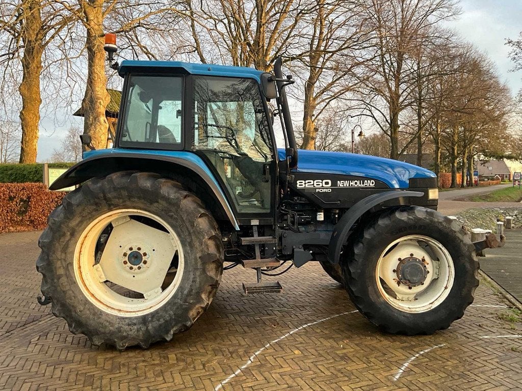 1999 New holland 8260 Vierwielaangedreven landbouwtractor, Gebruikt, New Holland