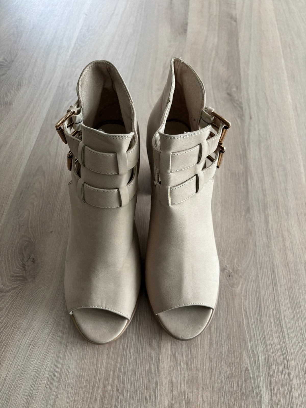 Jennyfer enkellaasjes peeptoe blokhak beige maat 40, Kleding | Dames, Schoenen met lage hakken, Beige, Ophalen of Verzenden, Gedragen