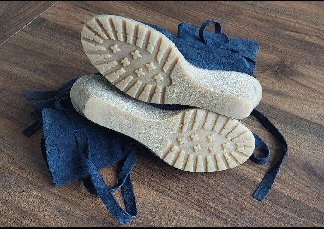 Donkerblauwe suède enkellaarzen met sleehak, Ophalen of Verzenden, Zo goed als nieuw, Blauw, Lage of Enkellaarzen