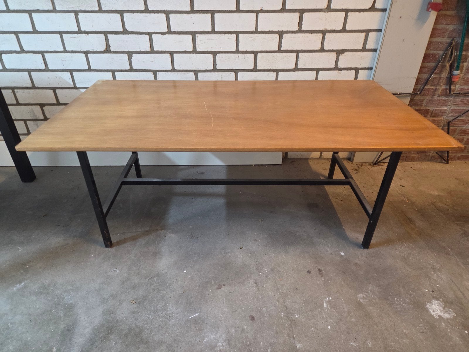 Tafel hout met metalen onderstel, Ophalen, Gebruikt, 100 tot 150 cm, 50 tot 100 cm