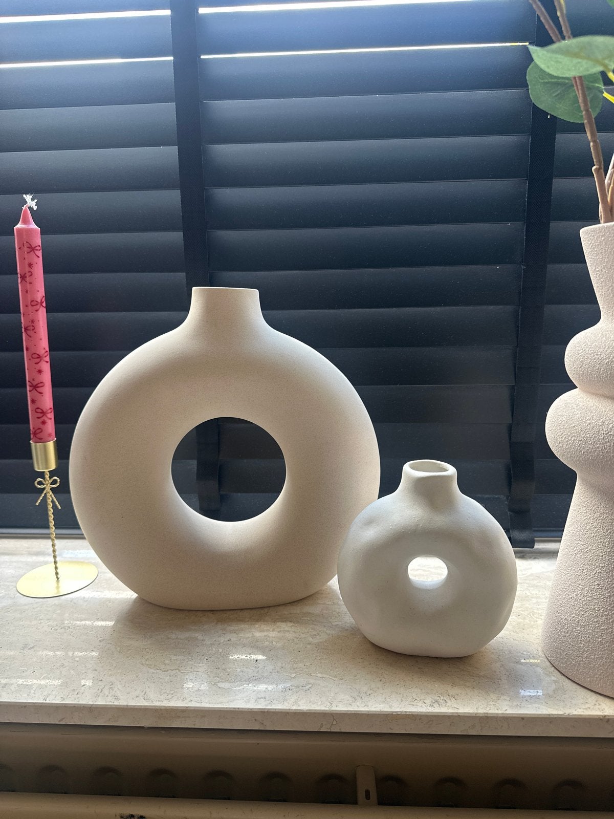 Set van 2 crèmekleurige keramieken vazen - H&M en meer, Beige, Ophalen of Verzenden, Zo goed als nieuw, Geschikt voor droogbloemen