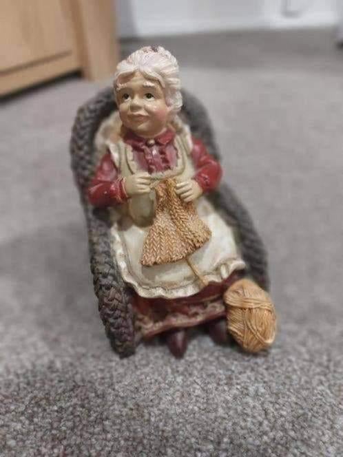 Een mooie beeld Vrouw in Stoel, Hoogte14cm, Breedte-9cm, Ophalen of Verzenden, Gebruikt, Mens