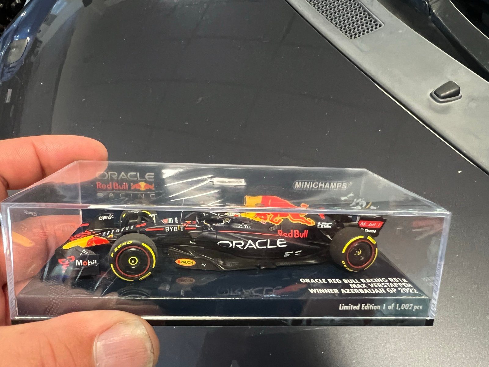 Minichamps Red Bull RB18 Max Verstappen Azerbeidzjan GP 2022, Ophalen of Verzenden, Zo goed als nieuw, Formule 1
