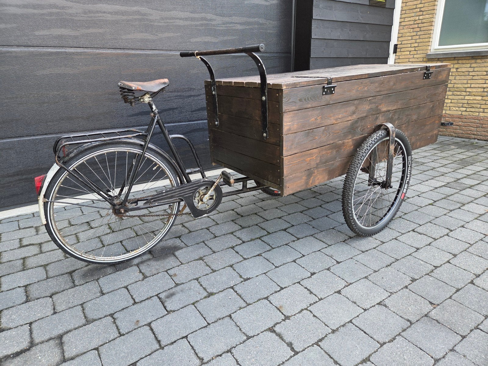 Bakfiets met nieuwe velgen en banden, Ophalen