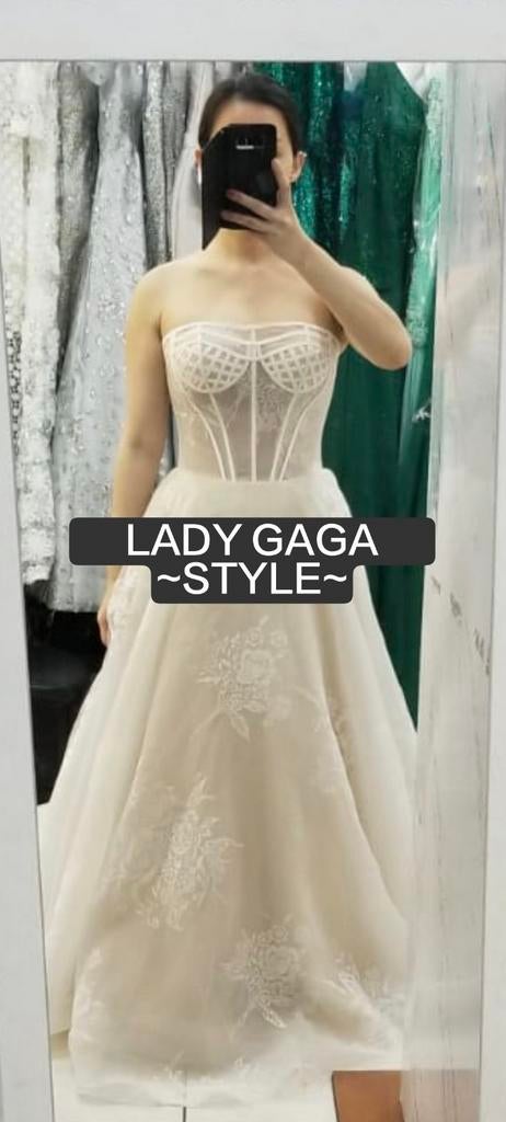 Glamorous style inspirated by Lady GAGA's fashion, Ophalen of Verzenden, Nieuw, Beige, Trouwjurk