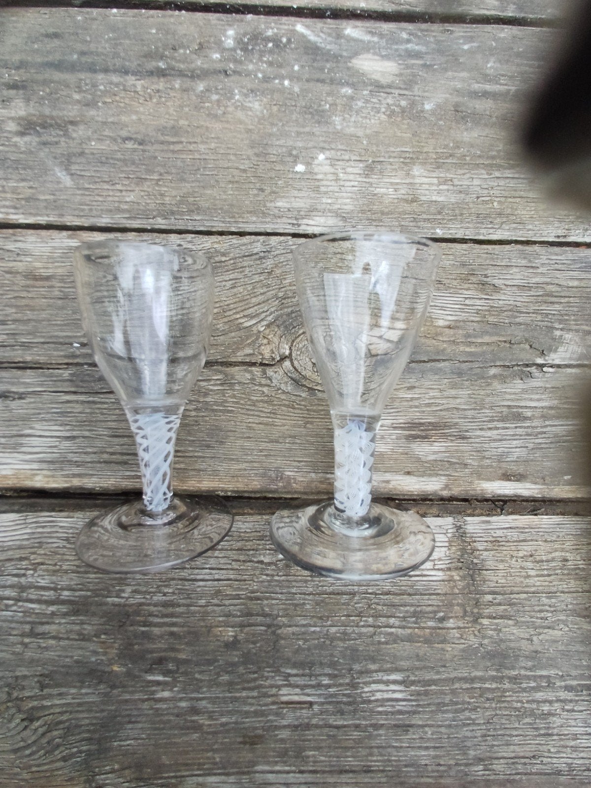 Slingerglas, 2 antieke wijnglazen met spiraalstam, Antiek en Kunst, Antiek | Glas en Kristal, Ophalen of Verzenden