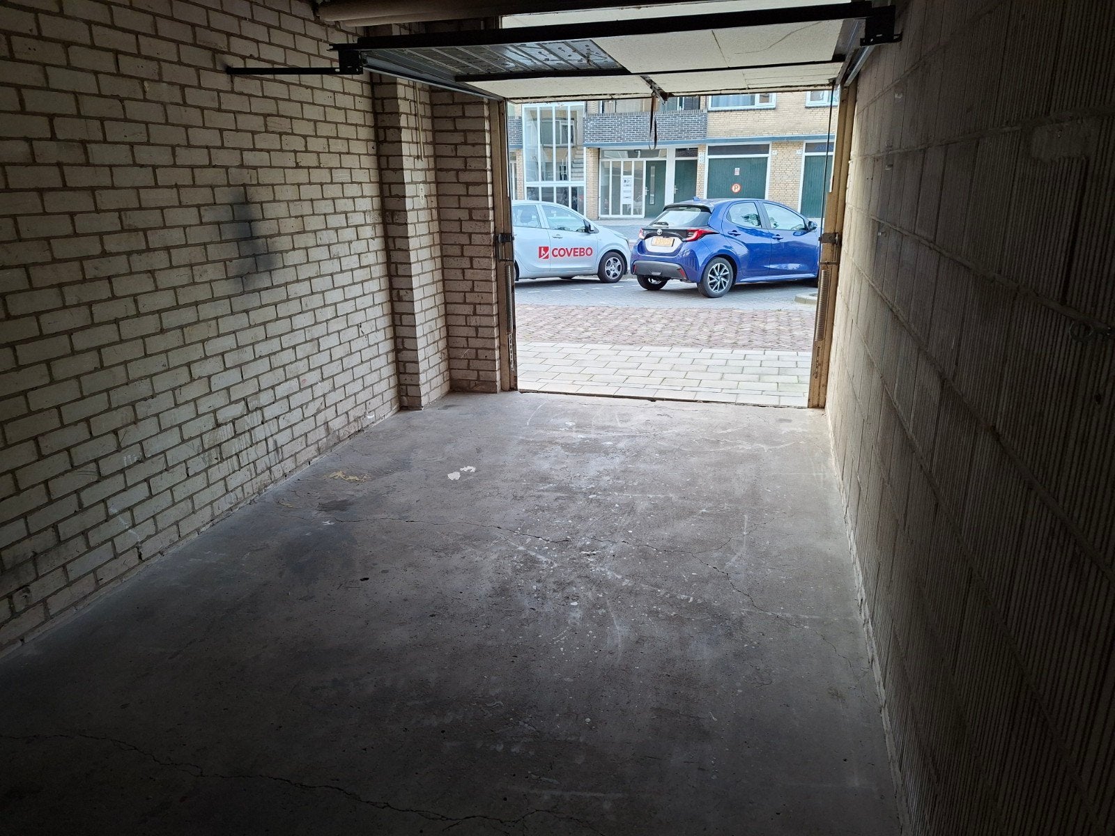 TE HUUR GARAGEBOX ZWIJNDRECHT.