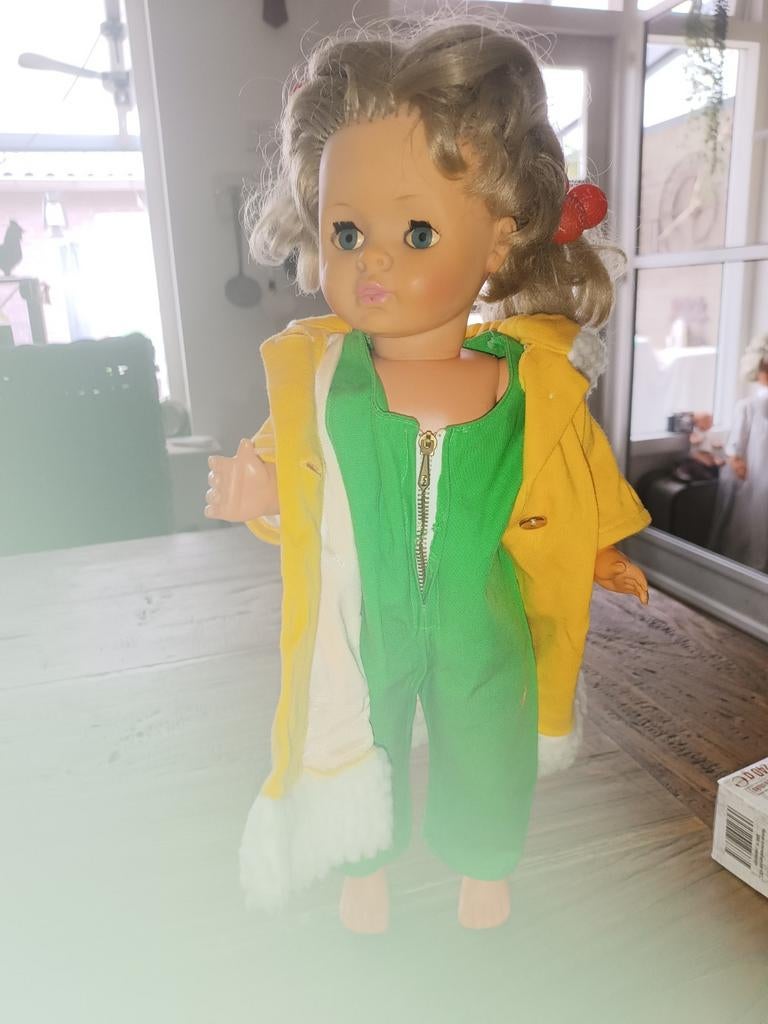 Jaren '60 Pop met Originele Kleding en Geluid - 42 cm, Ophalen of Verzenden