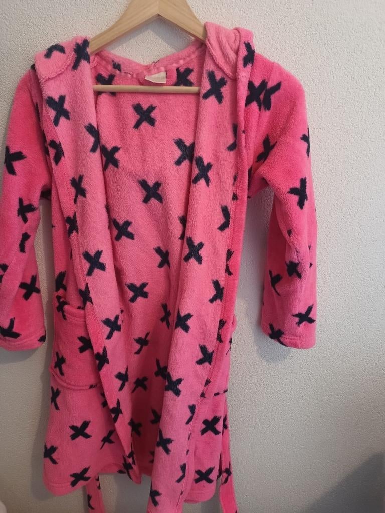 Roze badjas met zwarte kruisjes van Europe Kid, maat 146/152, Kinderen en Baby's, Kinderkleding | Maat 146, Nacht- of Onderkleding