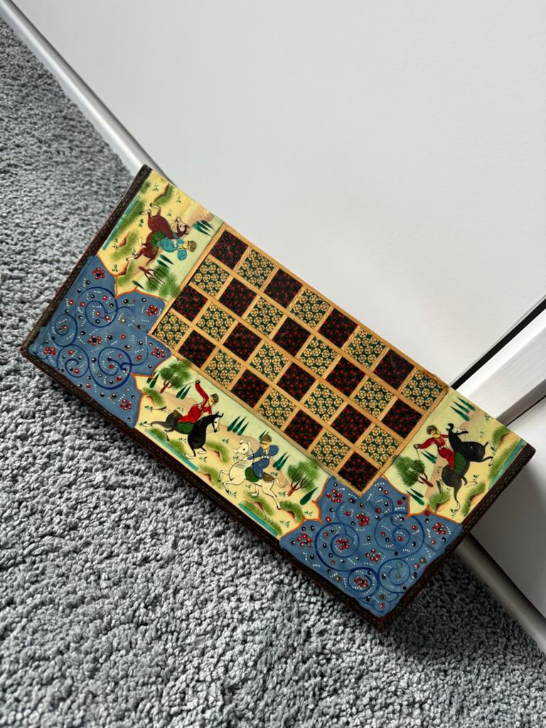 Perzisch schaakbord met metalen schaakstukken in houten doos, Ophalen of Verzenden, Minder dan 500 stukjes, Gebruikt, Schaken