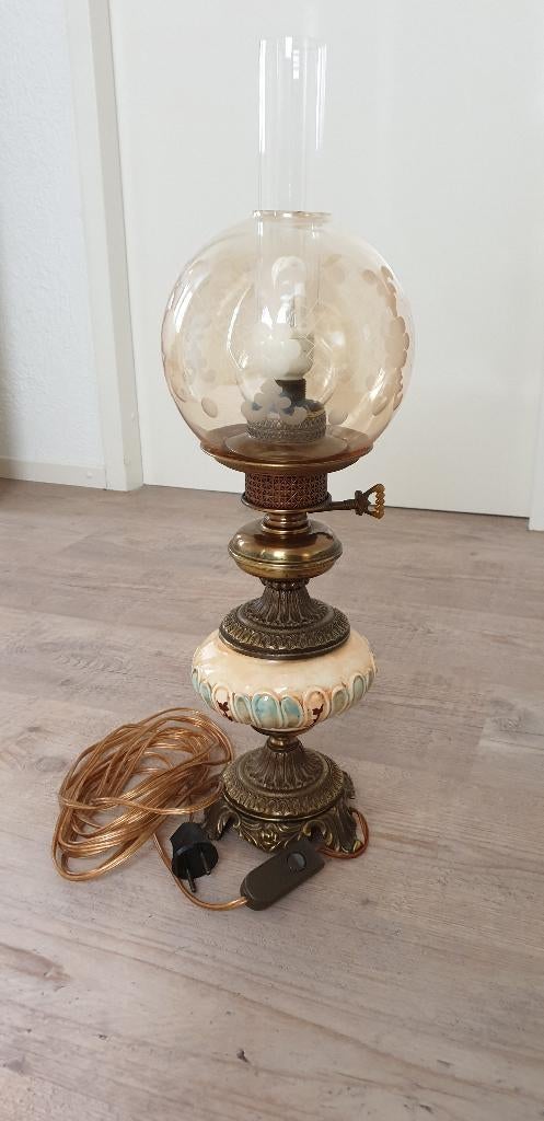 Koperkleurige schemerlamp(olielampmodel) met porseleinen bol, Huis en Inrichting, Lampen | Tafellampen, Ophalen, Gebruikt, 50 tot 75 cm
