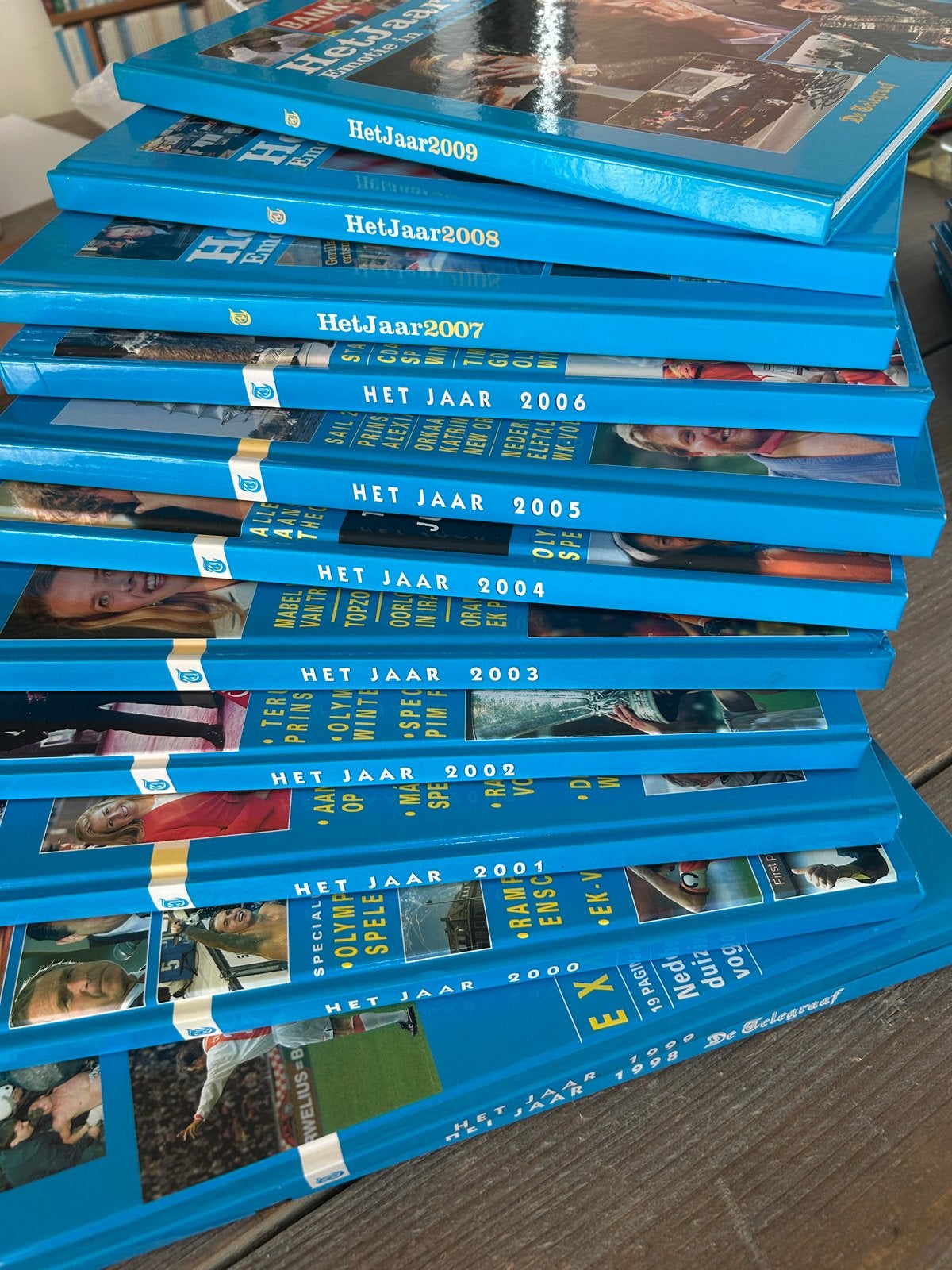 Telegraaf Jaarboek 1998-2019 +2021+2023, 25 stuks SAMEN VOOR, Ophalen of Verzenden, Zo goed als nieuw, Europa
