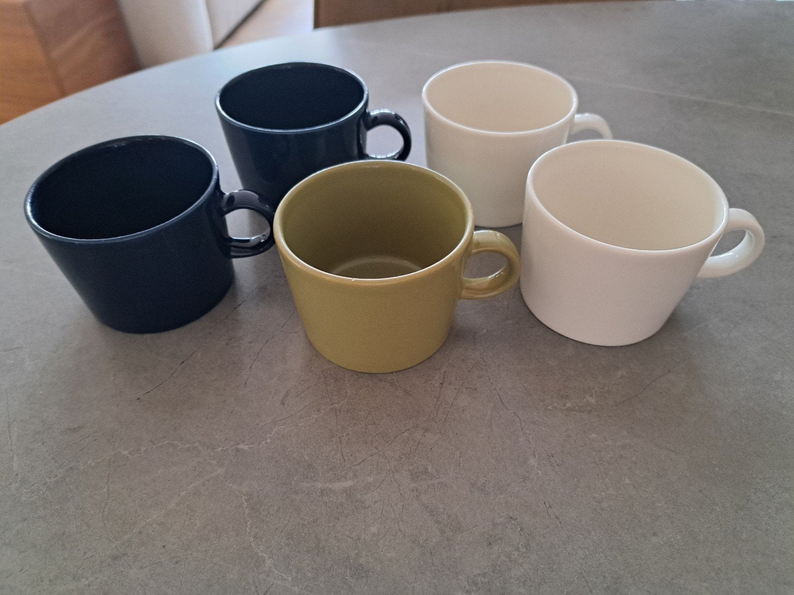 5 Arabia Finland Teema mokken in diverse kleuren, Huis en Inrichting, Keuken | Servies, Gebruikt, Overige merken, Keramiek, Vintage