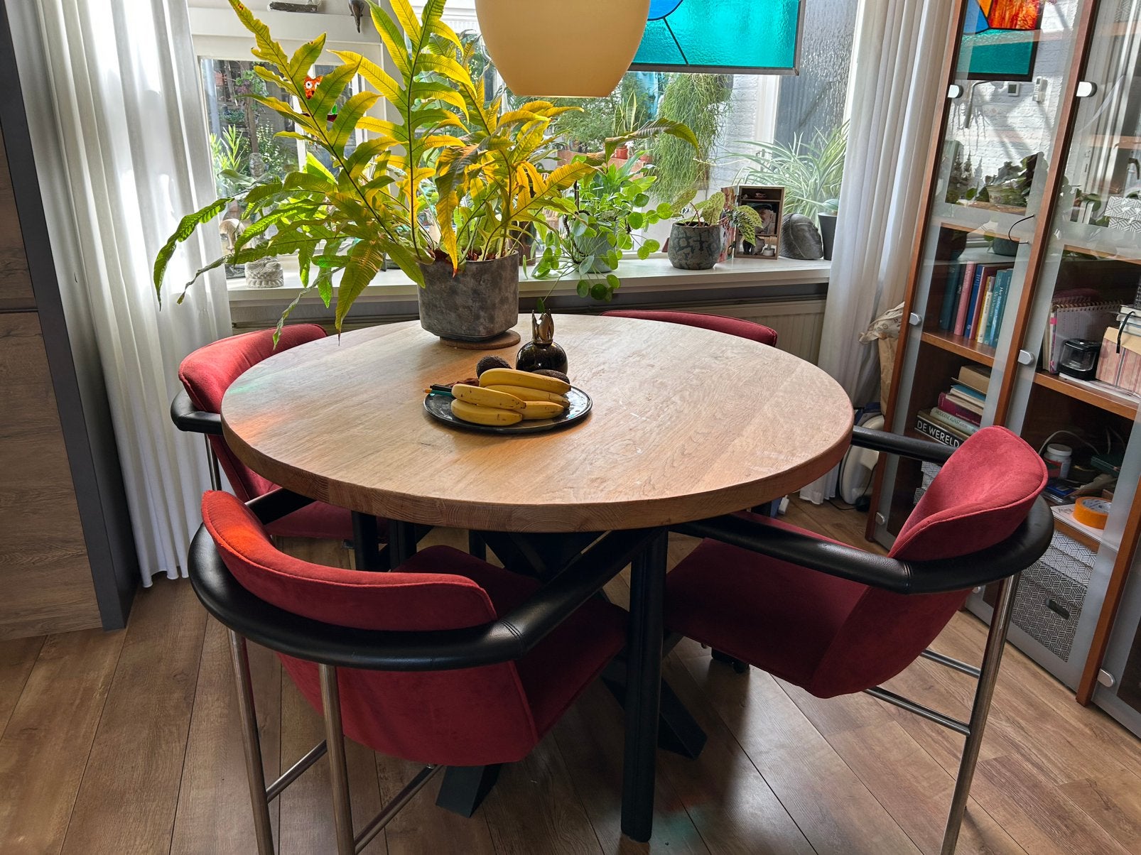 Te koop ronde eiken tafel en vier Leolux eetkamerstoelen, Ophalen, 100 tot 150 cm, Rond, Zo goed als nieuw
