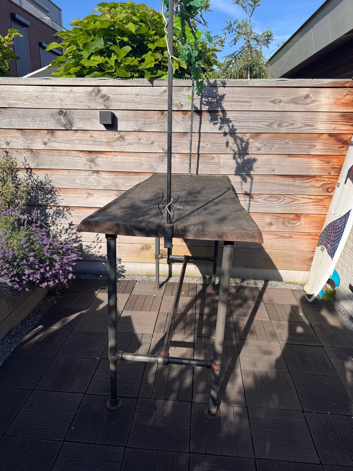 Robuuste houten bartafel met metalen onderstel, Ophalen, Gebruikt