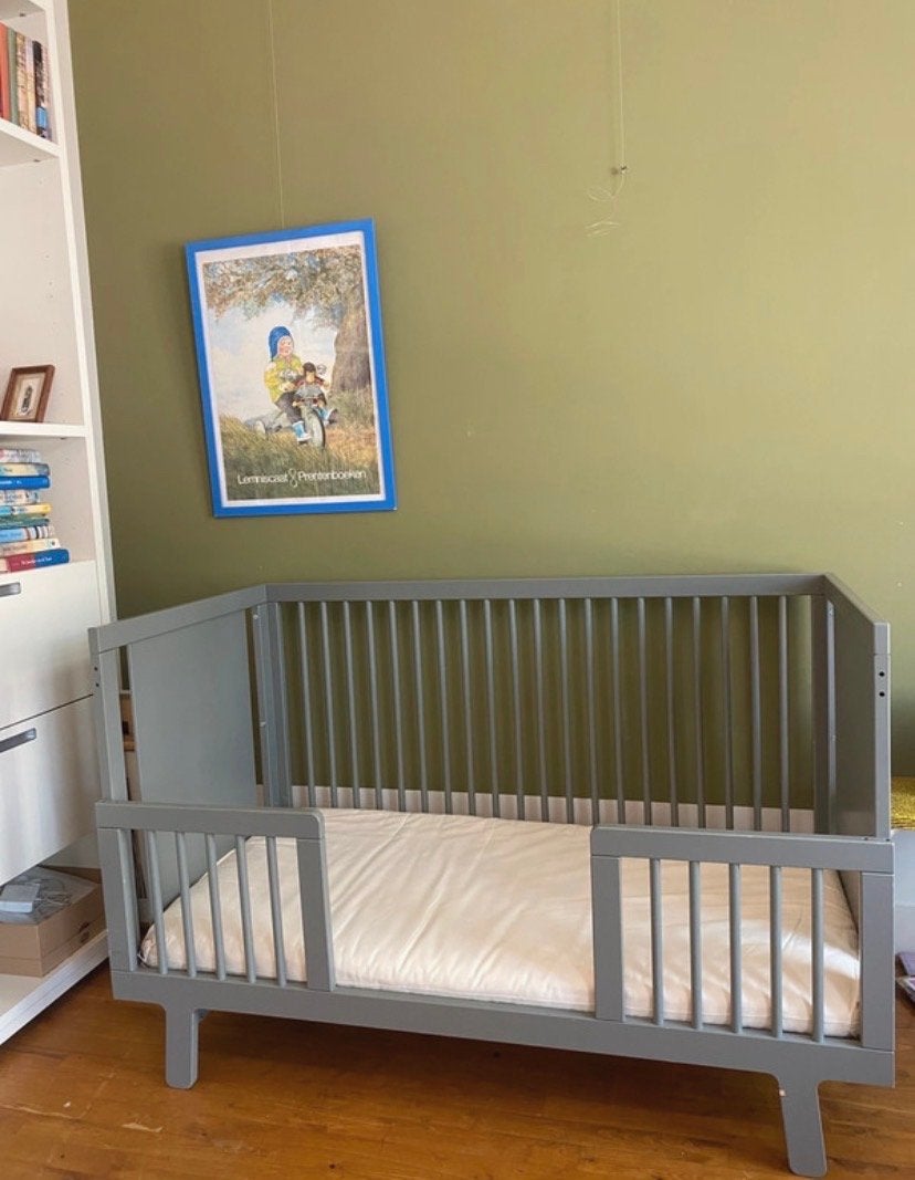 Oeuf NYC Sparrow Ledikant/Peuterbed Grijs, Kinderen en Baby's, Babywiegjes en Ledikanten, Ophalen, Zo goed als nieuw, Ledikant
