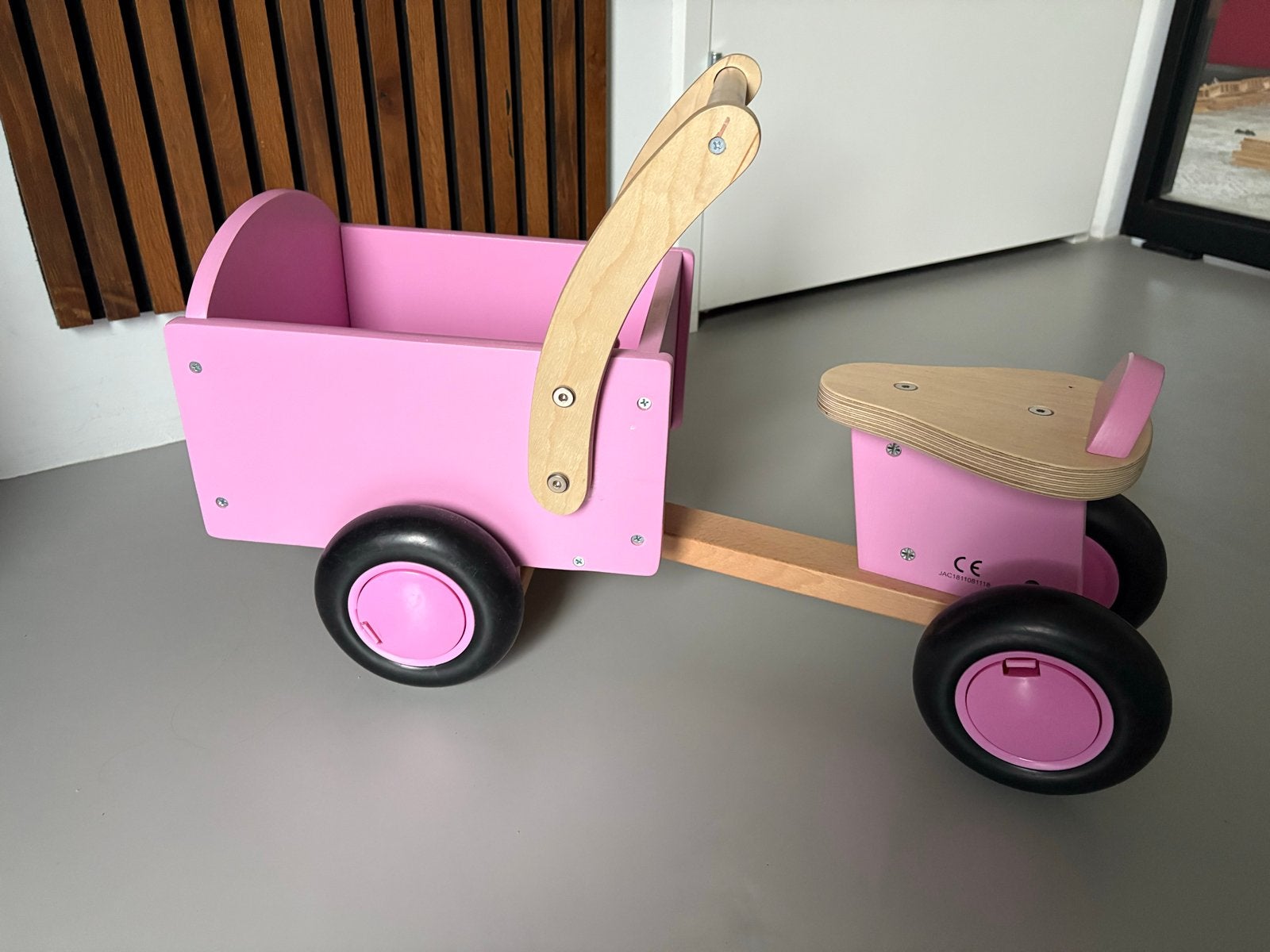 Roze houten bakfiets met voorhanger, Ophalen of Verzenden, Zo goed als nieuw, Loopfiets