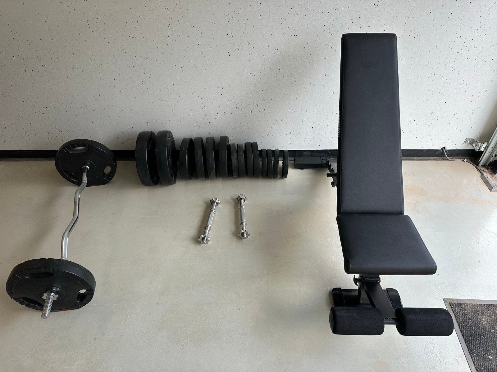Fitnessbank met halterset en gewichten, Sport en Fitness, Fitnessmaterialen, Ophalen, Gebruikt, Armen, Fitnessbank